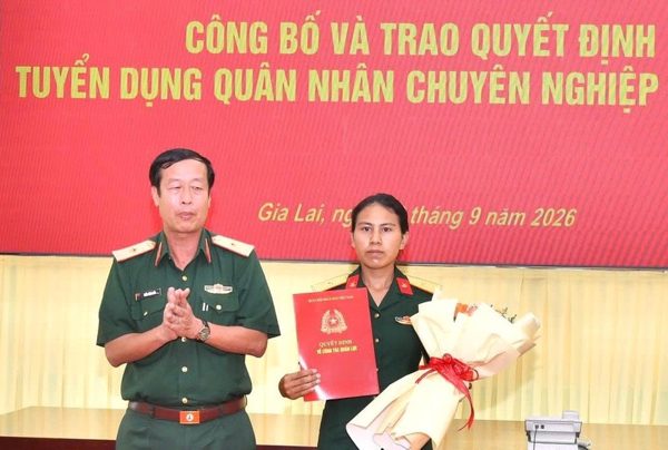 Vợ của thượng sĩ quên mình cứu sống hai người được biên chế vào Quân đoàn 34