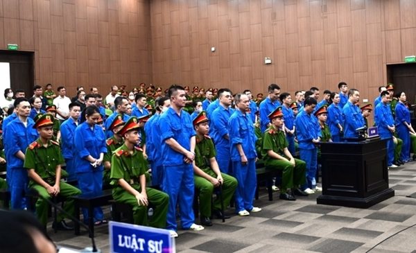 Vợ cựu Viện trưởng khai về tin nhắn 'còn thiếu 4 tờ' khi nhận túi quà hối lộ
