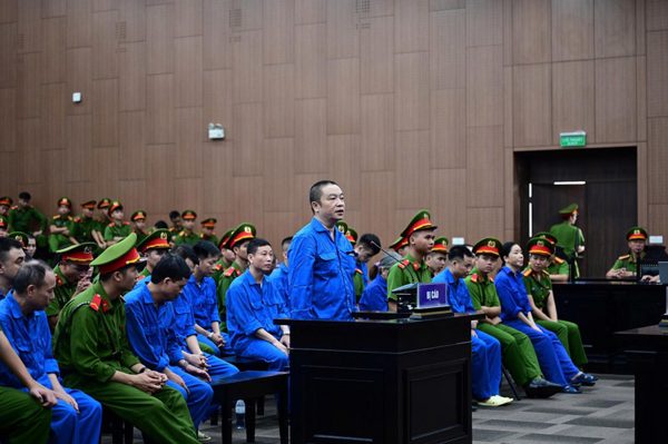 Vợ cựu Viện trưởng Viện pháp y tâm thần khai về việc chồng mang những bọc tiền về nhà