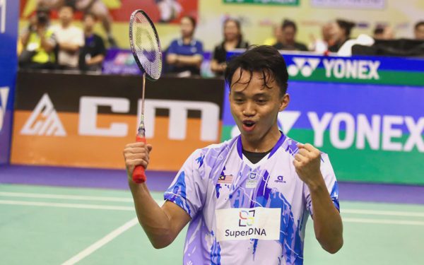 Vô địch Giải cầu lông Vietnam Open, tay vợt Malaysia ném vợt tặng khán giả