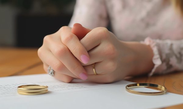 Vợ giúp chồng đòi lại tiền, trang sức từng tặng 'tiểu tam'