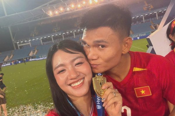 Vợ hậu vệ Xuân Mạnh: “Tôi vừa mừng vừa thương chồng”