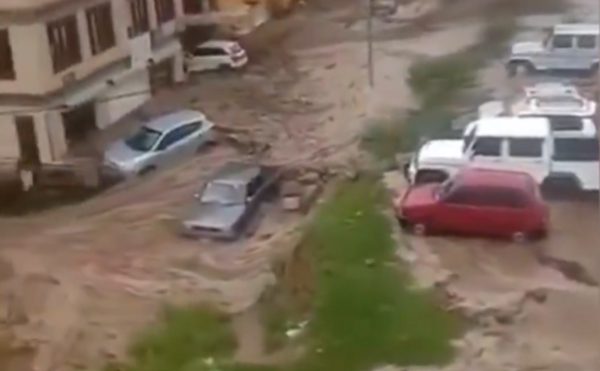 Vỡ hồ băng ở Bhutan, lũ cuồn cuộn phá tan nhà cửa như tận thế