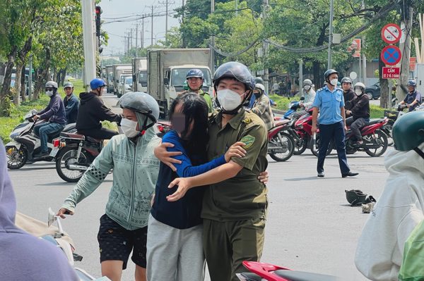 Vợ khóc ngất tại hiện trường chồng bị xe tải tông tử vong ở TPHCM
