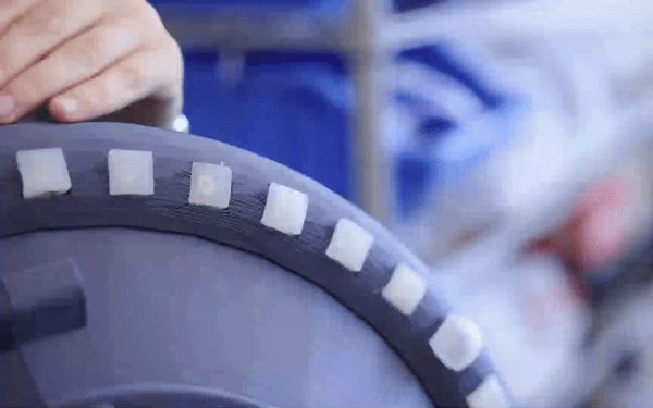 Vô lăng ô tô biết 'hít thở' giao tiếp với tài xế