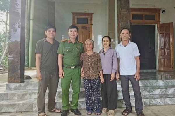 Vợ liệt sĩ đi lạc gần 40km, được công an đưa về nhà an toàn