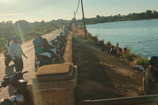 Vỡ lồng bè, 1.000 con cá lăng sổng ra hồ, người dân ùn ùn kéo đến câu