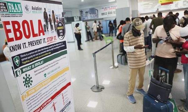 Vợ nhà ngoại giao mắc Ebola khiến Nigeria khẩn cấp cấm bay hàng chục người