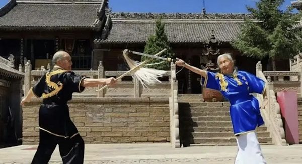 Võ phái kỳ lạ ở Trung Quốc dùng phất trần, tẩu thuốc làm binh khí