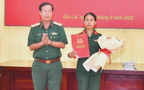 Vợ Thượng sĩ Kpă Thiêp được tuyển dụng vào Trung đoàn 66