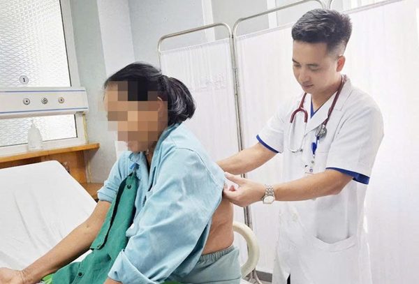 Vô tình chạm vào tổ ong vò vẽ, người phụ nữ bị đốt 60 nốt