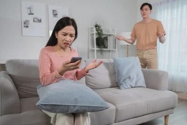 Vợ “tỏ thái độ” khi biết tôi gửi 50 triệu đồng về quê cho bố mẹ sửa nhà