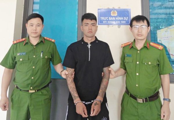 Vờ trả lại điện thoại vừa cướp giật, để lấy nốt chiếc ví của cụ ông 76 tuổi