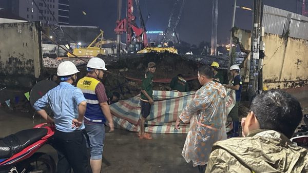 Vỡ tường bao dự án chung cư Bcons gây ngập bùn đất nhà dân