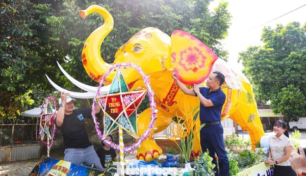Voi khổng lồ cao hơn 3 mét nổi bật giữa Trung thu xứ Đoài