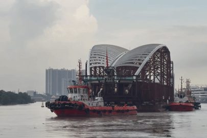 Vòm thép 3.400 tấn cập bến, cầu đi bộ qua sông Sài Gòn sắp hợp long