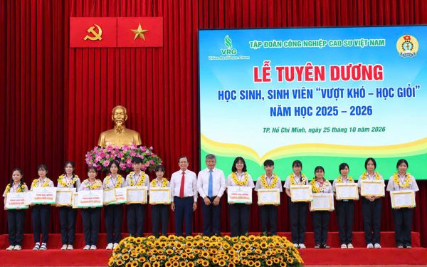 VRG tuyên dương 228 học sinh, sinh viên là con em người lao động