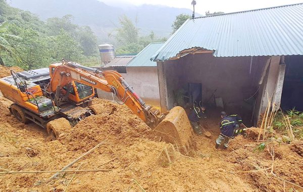Vụ 3 người bị vùi lấp do sạt lở ở Phú Thọ: Khi đất đá tràn xuống, không ai hay biết