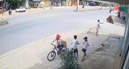 Vụ bé trai lớp 3 bị cổng làng đổ sập: Tạm giữ phương tiện để điều tra