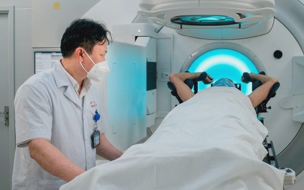 Vụ bệnh nhân ung thư 'muốn trị xạ nhanh, phải kẹp tiền vào sổ': Bệnh viện E phối hợp công an kiểm tra, làm rõ
