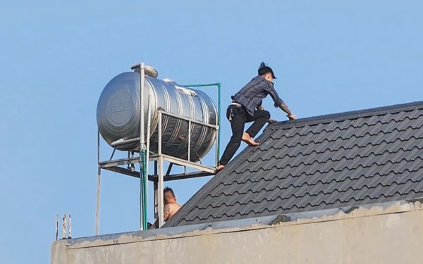 Vụ cầm kiếm cố thủ trên mái nhà: Nhóm người tới thuê nhà khoảng 10 ngày trước