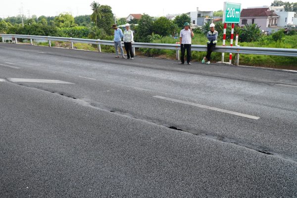 Vụ cao tốc xuất hiện vết nứt dài 40m: Khoan địa chất tìm nguyên nhân