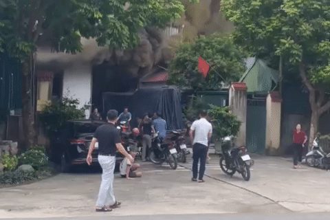 Vụ cháy 3 người tử vong ở Hà Nội: Nhân chứng kể phút công nhân leo mái thoát thân