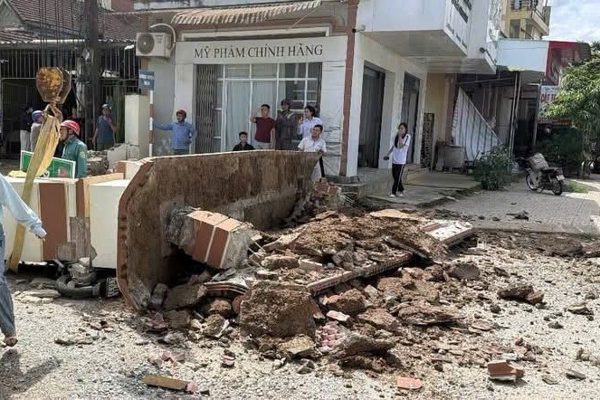 Vụ cổng làng đổ sập đè trúng bé trai lớp 3: Tạm giữ phương tiện để điều tra