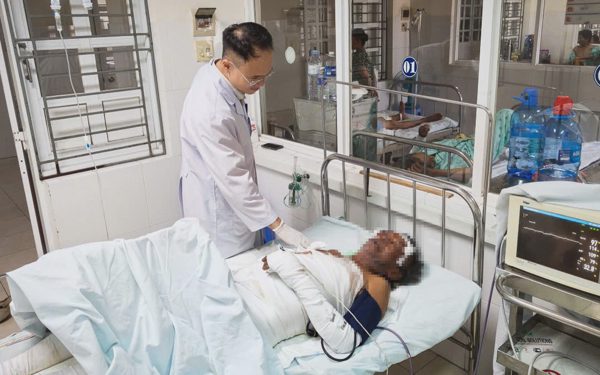 Vụ đốt nhà, ôm chặt người tình giữa đám lửa: Người đàn ông bỏng 50% cơ thể, tiên lượng nặng