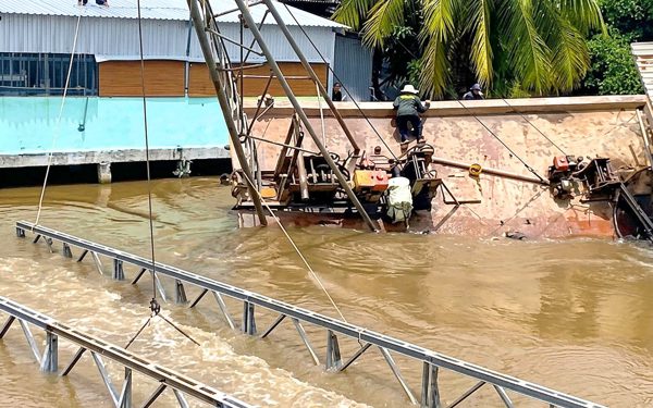 Vụ dùng chẹt có cần cẩu tự chế di chuyển nhịp cầu sắt: Địa phương khắc phục xong sự cố