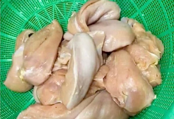 Vụ ‘gà, tôm bốc mùi đưa vào trường học’, Hà Nội chỉ đạo xử lý nghiêm