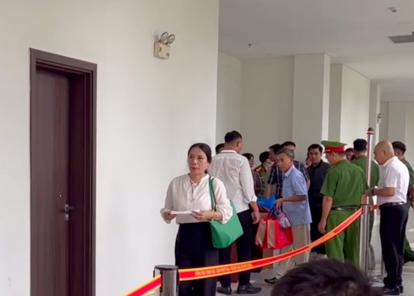 Vụ Hiệu trưởng thu 15.000 đồng/tiết học thêm: An ninh thắt chặt, âm thanh phòng báo chí bị ngắt