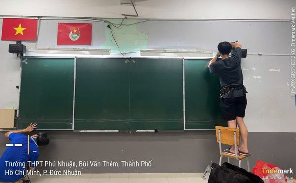 Vụ lớp 12 thiếu bảng, giáo viên phải viết lên tường: Lắp bảng mới trong đêm