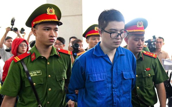 Vụ Mr Pips: Bị hại mất hơn 5 tỉ, bỏ điện thoại lên chùa, về nhà cầm máy lại bị lừa thêm 3 tỉ