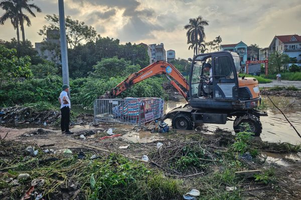 Vụ nam sinh tử vong dưới cống: Máy xúc và rào chắn được đưa tới điểm ngập