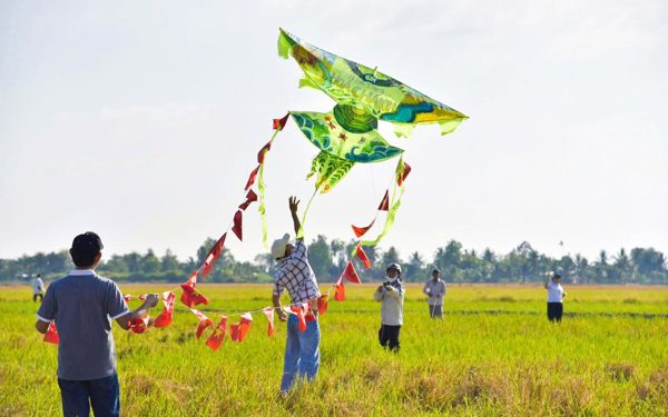 Vụ người đu theo dây diều lơ lửng trên cao ở Chợ Mới: Chuyên gia nói diều lớn có thể nâng vật thể 200kg