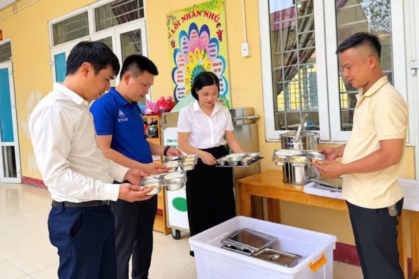 Vụ nhiều học sinh ở Thái Nguyên bất thường về sức khỏe: Cấp lại nước uống cho học sinh