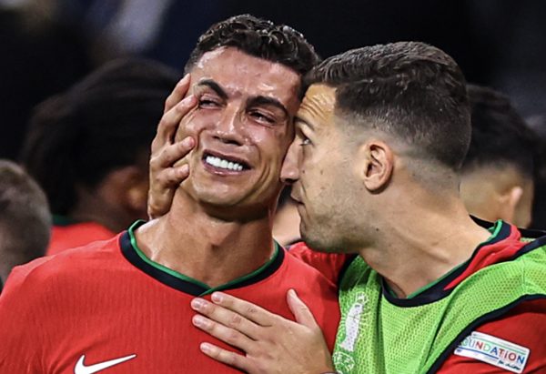 Vụ ồn ào Ronaldo: 300.000 CĐV quay lưng với tuyển Bồ Đào Nha