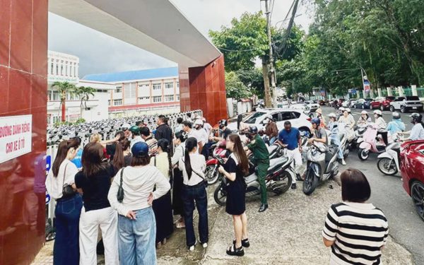 Vụ phụ huynh đi họp muộn, trường đóng cổng: Cha mẹ hãy là tấm gương sáng cho con soi mỗi ngày