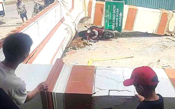 Vụ sập cổng chào khiến bé trai bị thương nặng: Tạm giữ phương tiện để điều tra