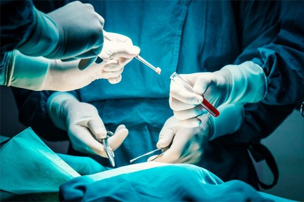 Vụ sập cổng làng đè trúng bé trai lớp 3: Bác sĩ nối bàn tay đứt lìa vào chân