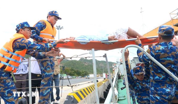 Vụ tàu cá gặp nạn trên biển: Điều trị 3 ngư dân bị thương ngay khi vào bờ