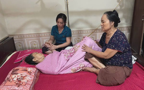 Vụ thảm án ở Đồng Nai: Mẹ già khóc ngất chờ nhìn mặt con cháu lần cuối