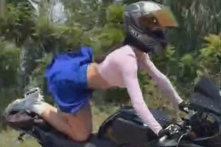 Vụ trục xuất vĩnh viễn nữ du khách có hành vi phản cảm: Tịch thu một mô tô