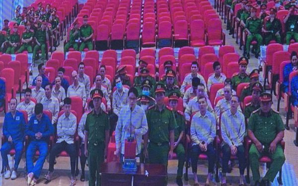Vụ VN10: Bạn trai 'cô tiên' Trúc Phương kêu oan, luật sư đề nghị tòa trả hồ sơ