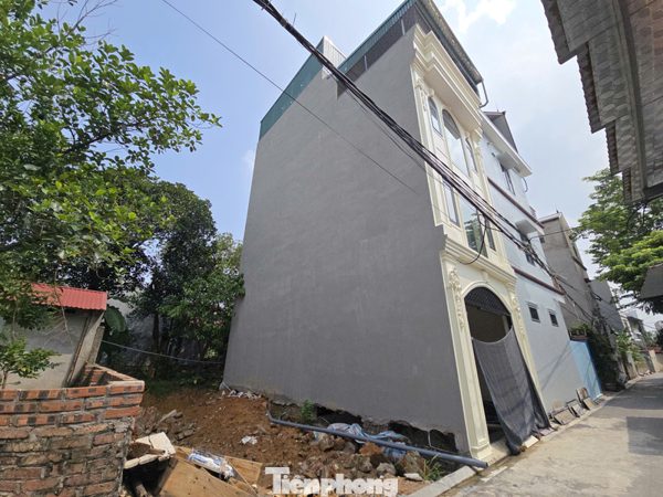 Vụ xây nhầm nhà 3 tầng sang đất hàng xóm: Đang tiến hành di dời về đúng vị trí