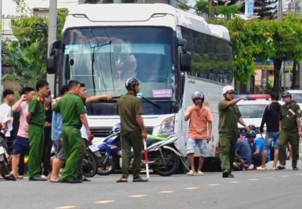 Vụ xe khách chạy lùi cán chết học sinh lớp 6: Làm sao để không còn xảy ra tai nạn xót xa?