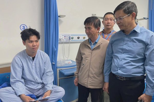 Vụ xe khách chở 33 người bị lật: Xe chao đảo, trượt dài sau tiếng động lớn