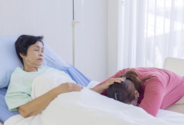 Vừa chăm bệnh vừa lo tiền: Người chăm sóc kiệt quệ vì 'không dám ốm'