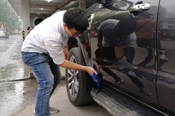 Vừa đi xe trời mưa về, có nên lấy khăn lau ngay hay để khô tự nhiên?